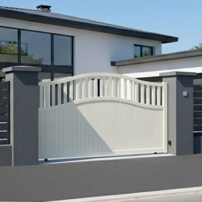 Portail coulissant TOC blanc crème devant une maison moderne