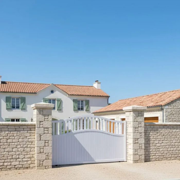 Portail coulissant TOC blanc devant une maison provençale