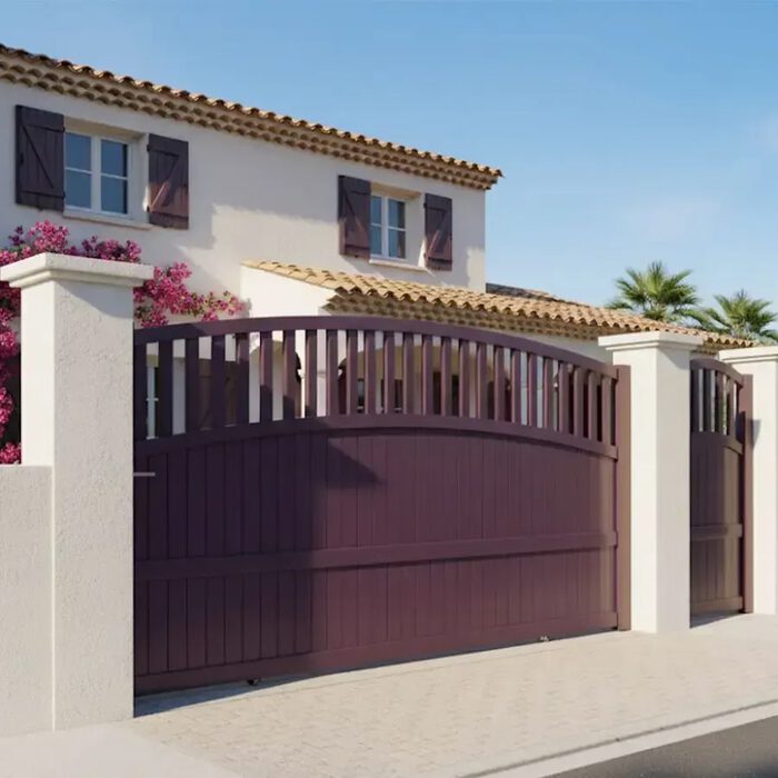 Portail coulissant TOM bordeaux devant une maison provençale