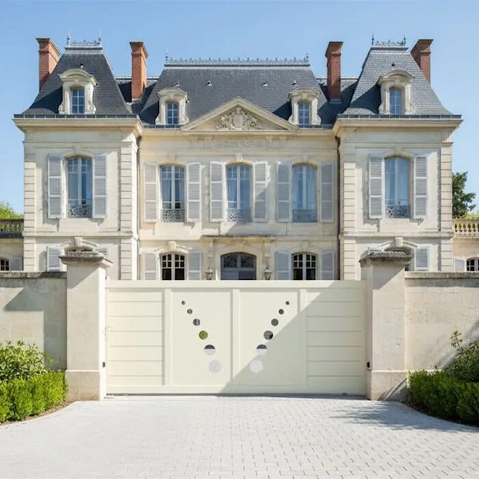 Portail coulissant TRAI blanc devant un château