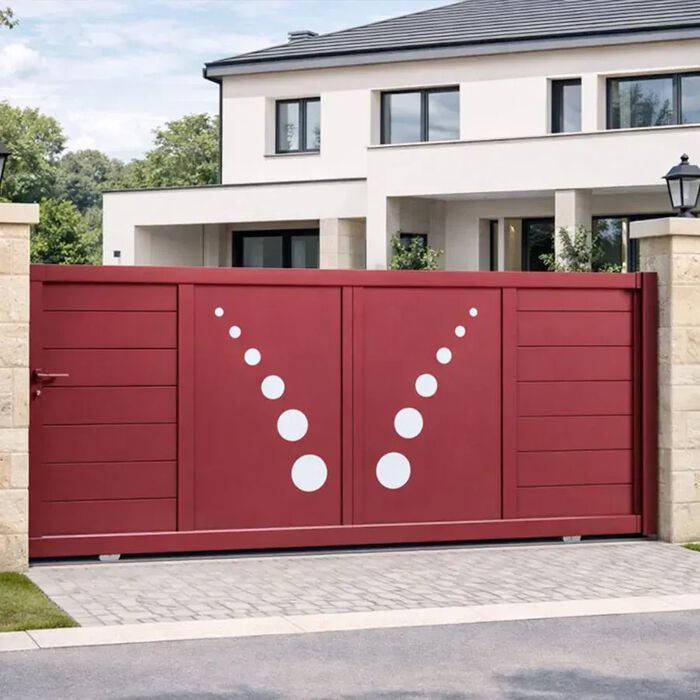 Portail coulissant TRAI rouge bordeaux devant une maison contemporaine