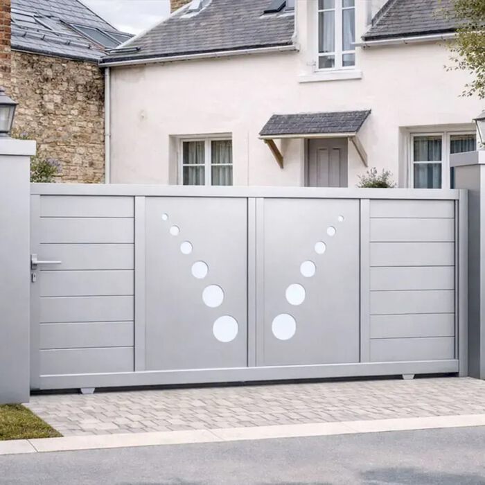 Portail coulissant TRAI gris clair devant une maison