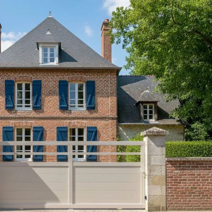 Portail coulissant TROM devant une maison en brique