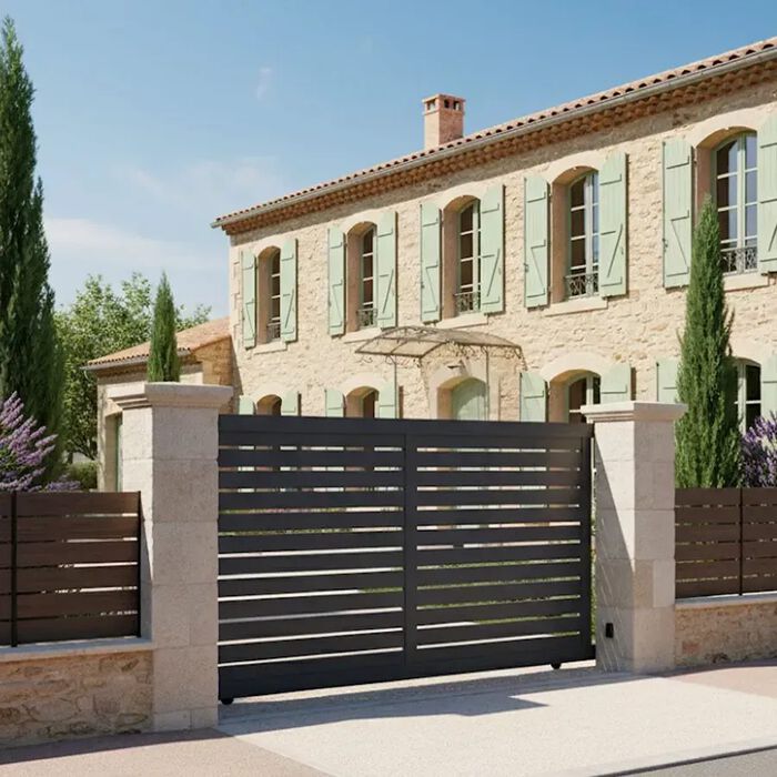 Portail coulissant TUC gris anthracite devant une bastide