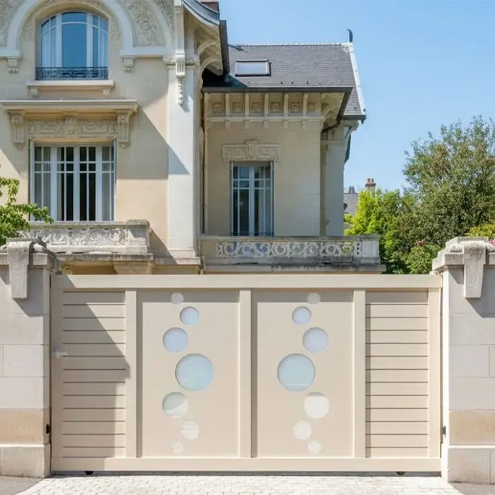 Portail coulissant VIC beige devant un hôtel particulier