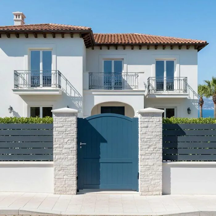 Portillon aluminium ADRI bleu devant une villa méditerranéenne