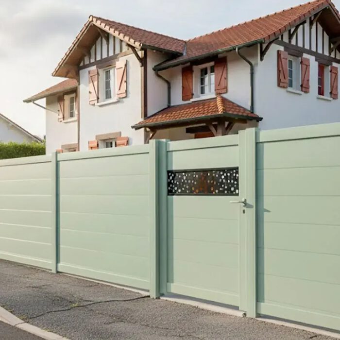 Portillon aluminium BALERE vert d'eau devant une maison basque