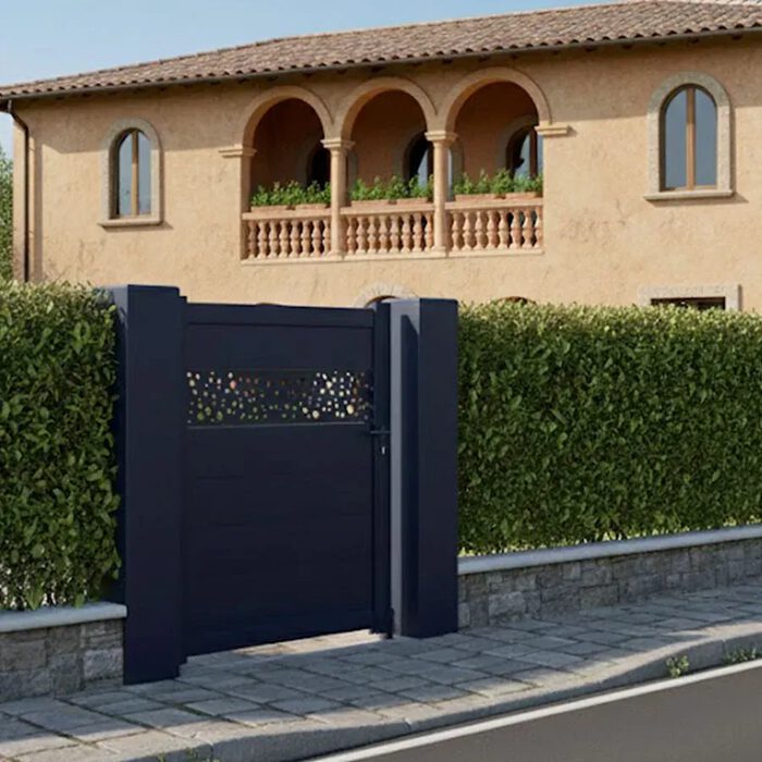 Portillon aluminium BALERE bleu nuit devant une villa
