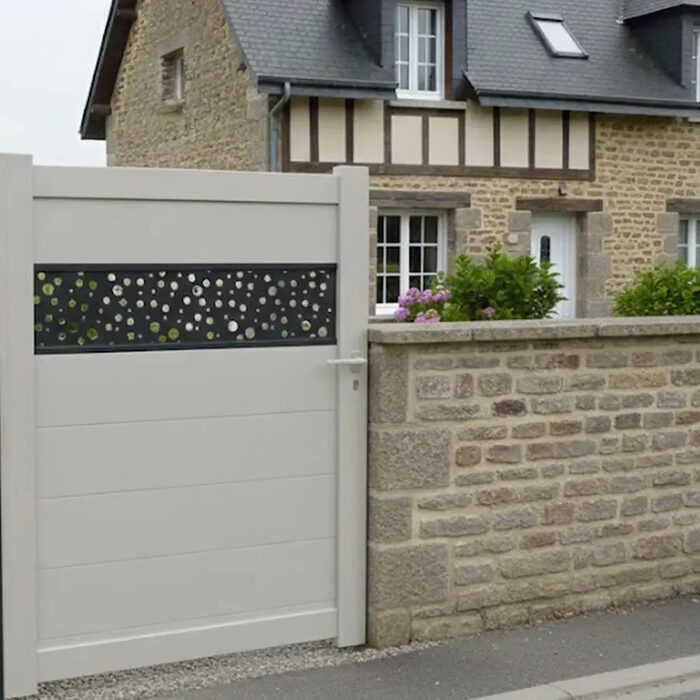Portillon aluminium BALERE blanc devant un mur en pierre