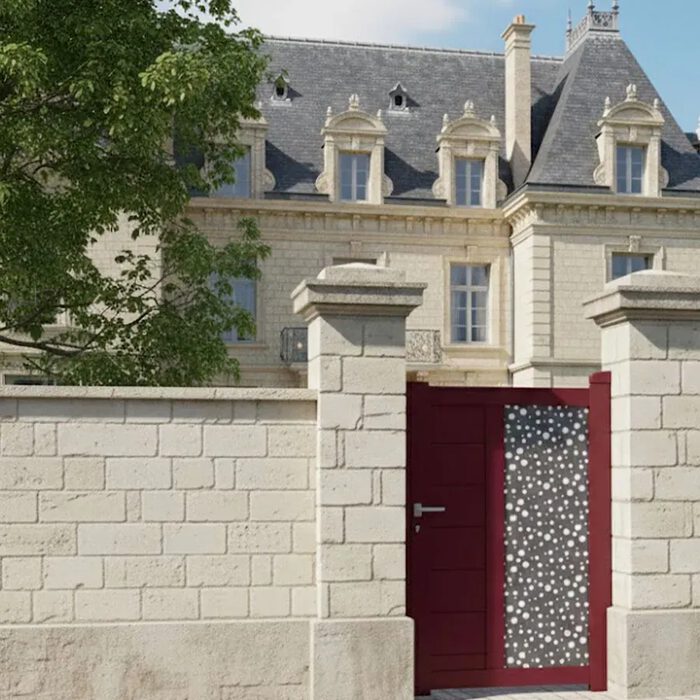 Portillon aluminium BARBUDA rouge devant une maison de maître