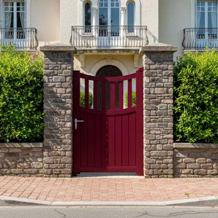 Portillon aluminium BEN rouge devant une maison de maître