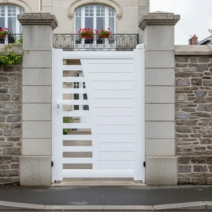 Portillon aluminium BIKI blanc entre deux piliers en pierre