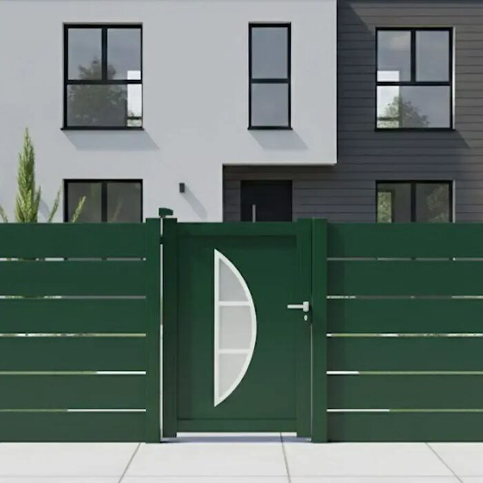 Portillon aluminium BYL vert sapin devant une maison contemporaine