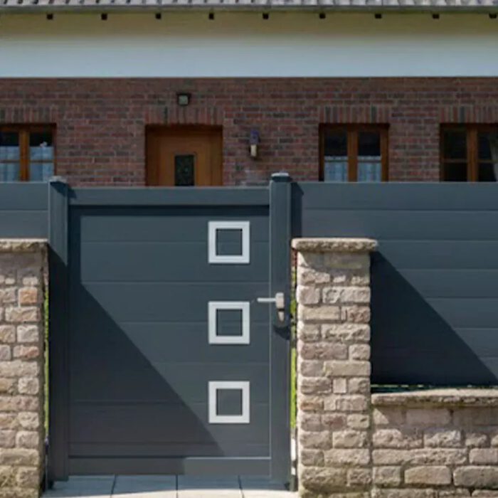 Portillon aluminium CLAVER gris anthracite entre deux piliers en pierre