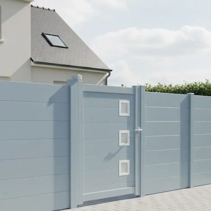 Portillon aluminium CLAVER bleu gris le long d'une maison