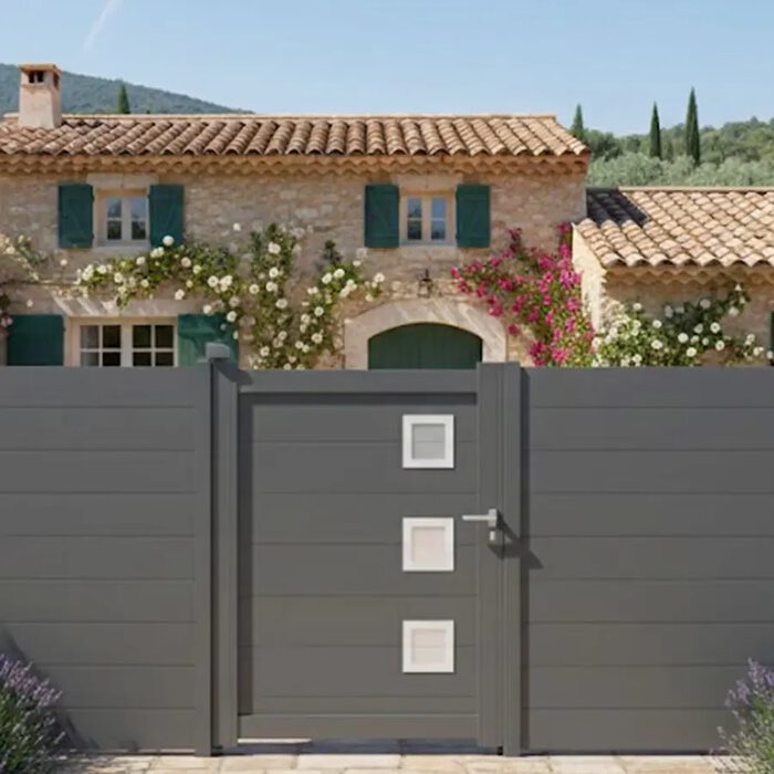 Portillon aluminium CLAVER gris devant une maison provençale