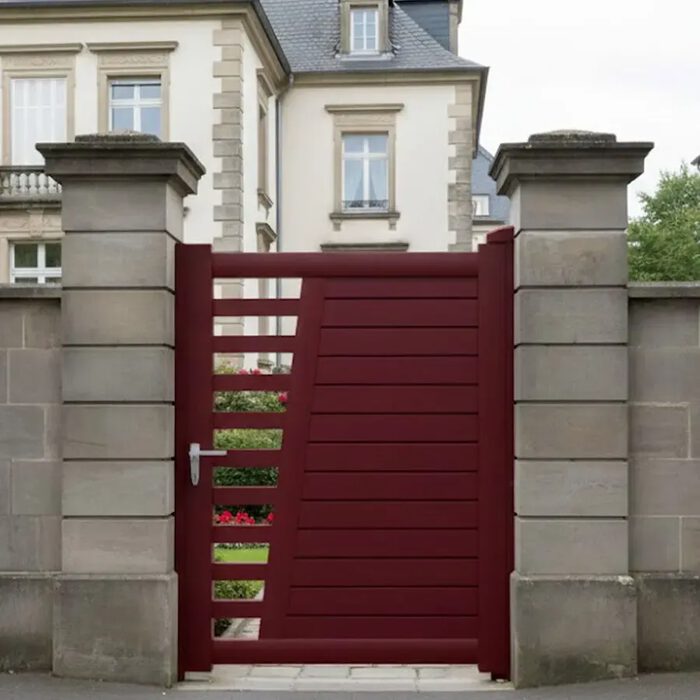 Portillon aluminium COLN rouge bordeaux devant une maison de maître