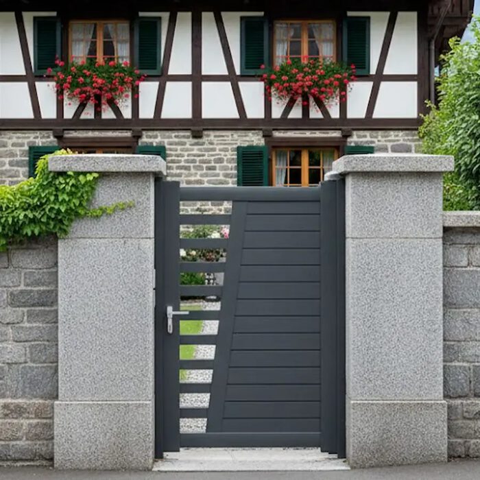 Portillon aluminium COLN gris anthracite posé entre deux piliers