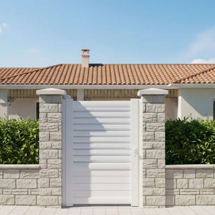 Portillon aluminium DAD blanc devant une maison du sud