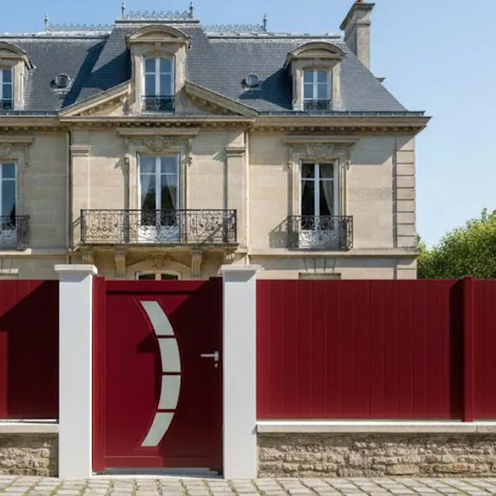 Portillon aluminium DALL rouge devant une maison de maître