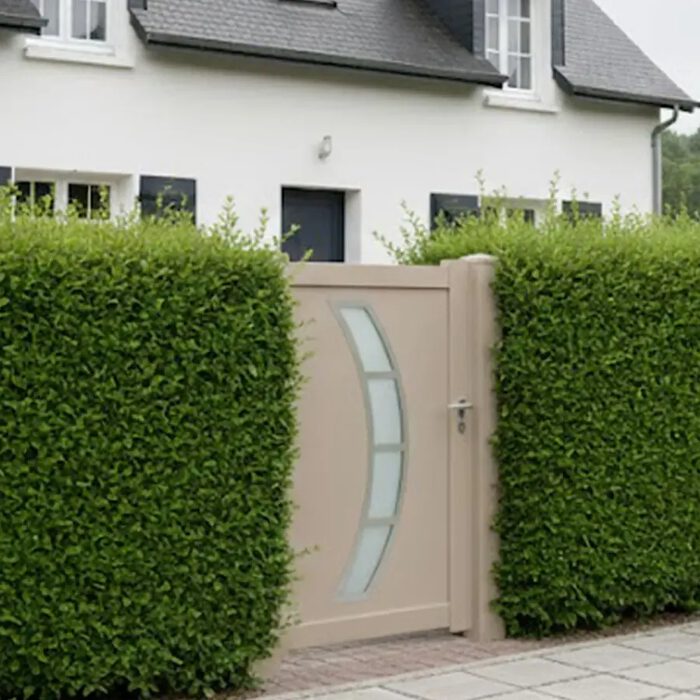Portillon aluminium DALL sable le long d'une haie