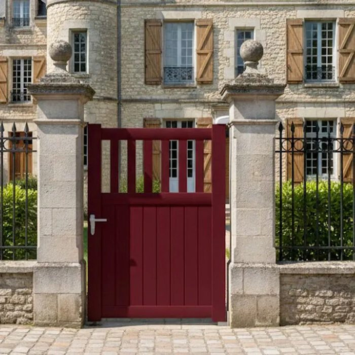 Portillon aluminium DEL bordeaux devant une maison de maître