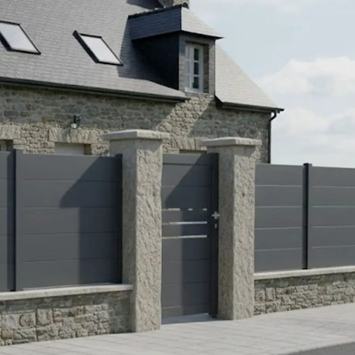 Portillon aluminium DEVON gris anthracite entre deux piliers en pierre