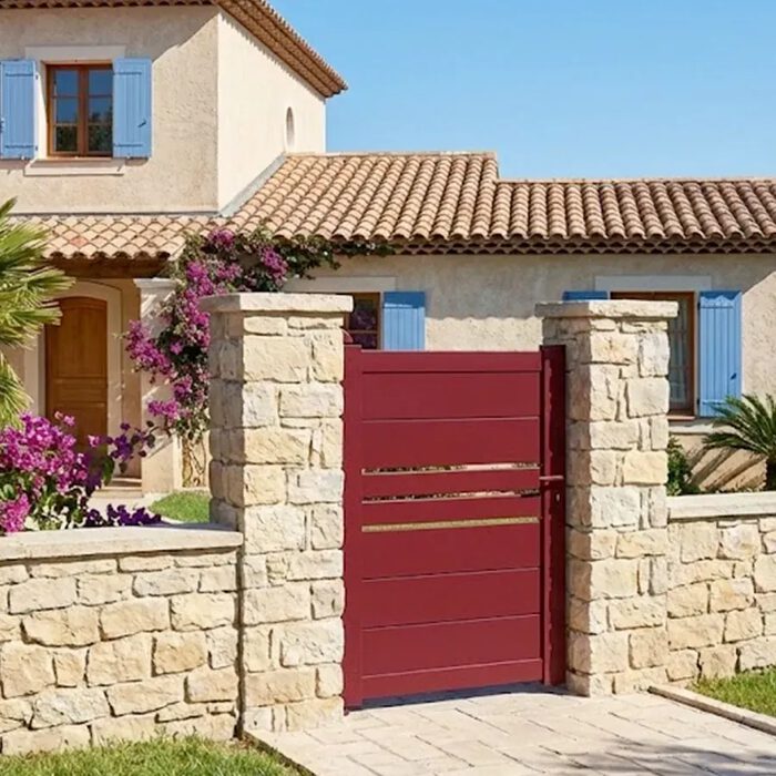 Portillon aluminium DEVON rouge devant une maison provençale