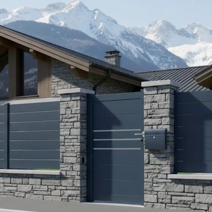 Portillon aluminium DEVON gris anthracite devant un chalet de montagne