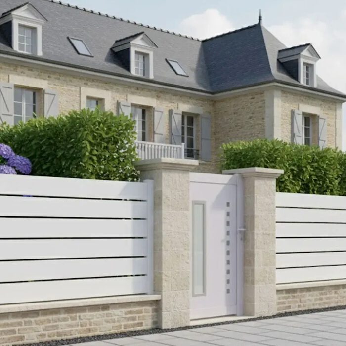Portillon aluminium DIOME blanc devant une maison normande