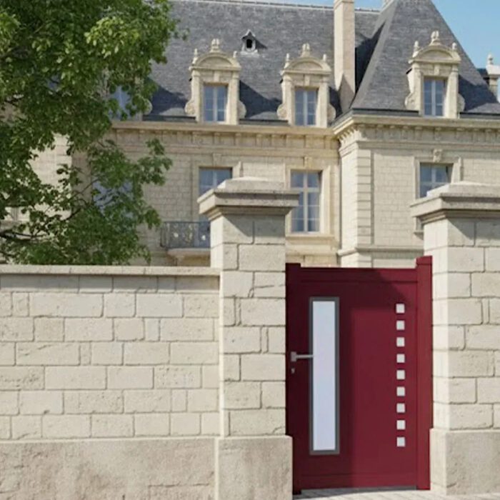 Portillon aluminium DIOME bordeaux devant une maison de maître
