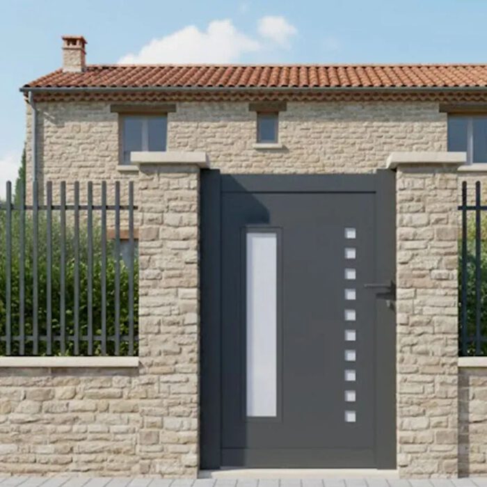 Portillon aluminium DIOME gris anthracite devant une maison en pierre