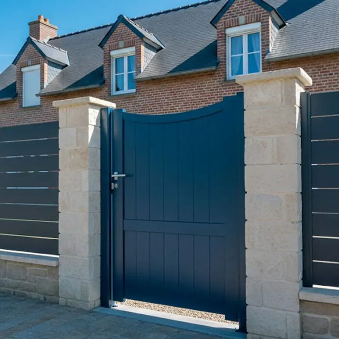 Portillon aluminium GALAPE bleu nuit entre deux piliers en pierre
