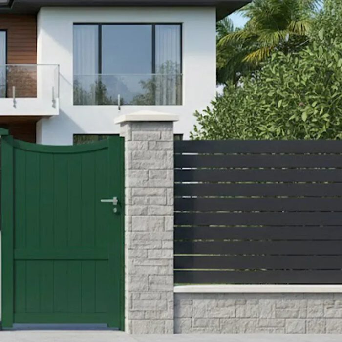 Portillon aluminium GALAPE vert sapin devant une maison contemporaine
