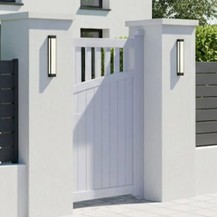 Portillon aluminium GO blanc devant une maison contemporaine