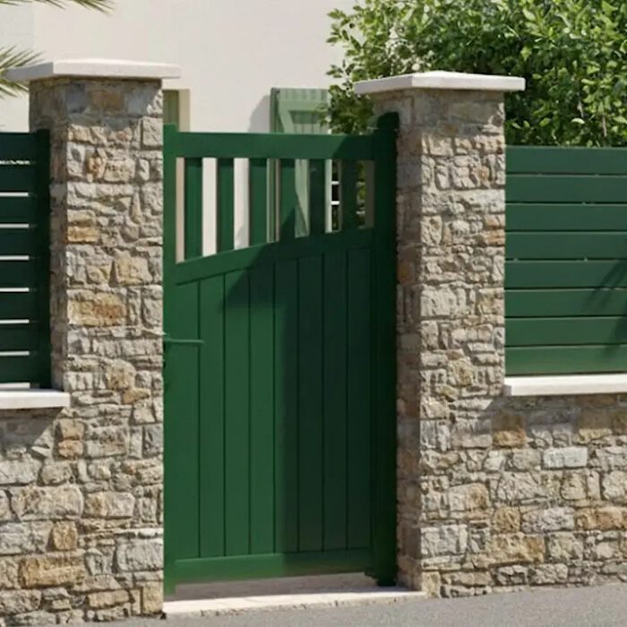 Portillon aluminium GO vert devant un mur en pierre