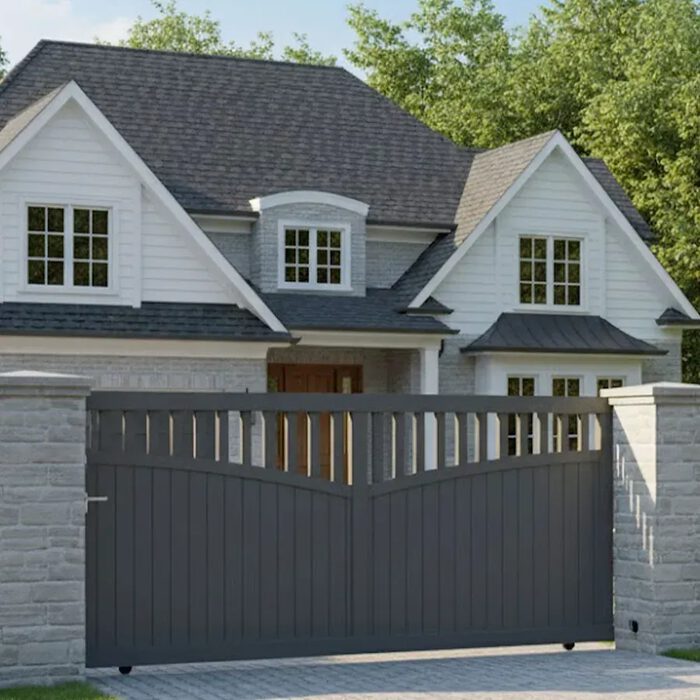 Portillon aluminium GO gris anthracite devant une maison de bord de mer