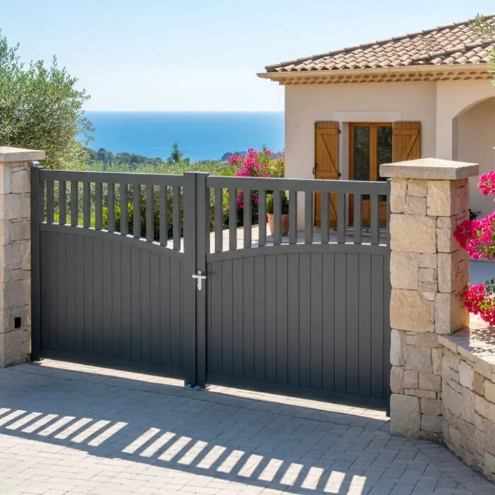 Portillon aluminium GO gris anthracite devant une villa méditerranéenne