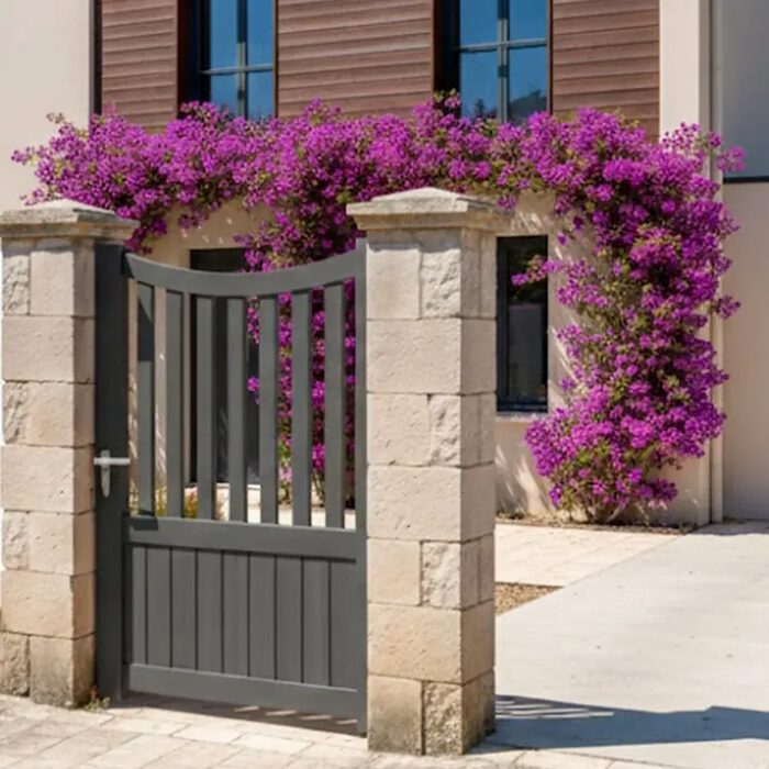 Portillon aluminium ICO gris anthracite devant une maison en pierre