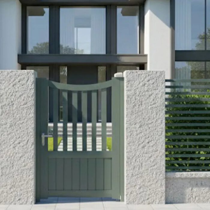 Portillon aluminium ICO vert devant une maison contemporaine
