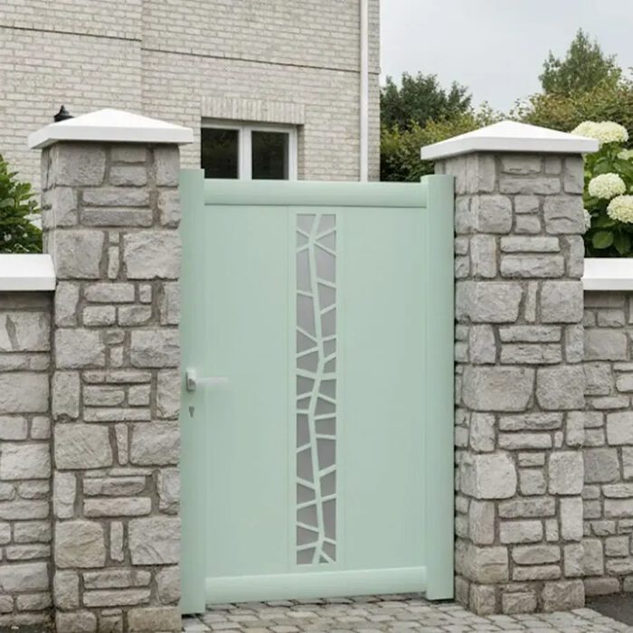 Portillon aluminium JAM vert d'eau devant une maison en pierre