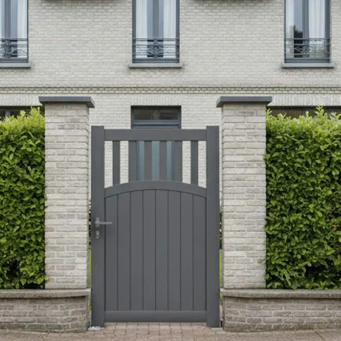 Portillon aluminium KIMI gris anthracite devant une maison contemporaine