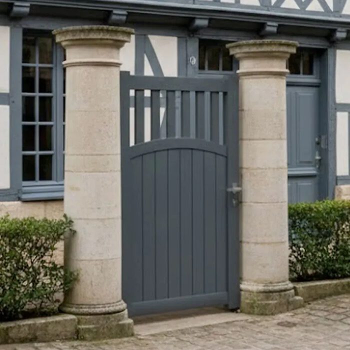 Portillon aluminium KIMI gris entre deux colonnes
