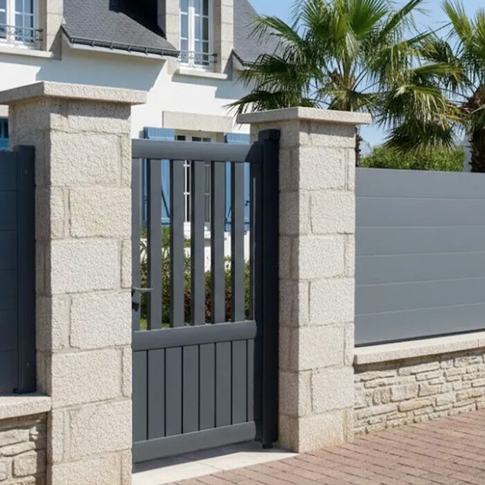 Portillon aluminium KIN gris anthracite devant une villa