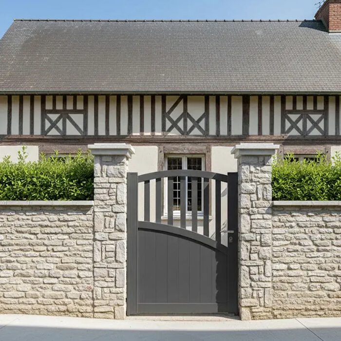 Portillon aluminium LANZA gris anthracite devant une longère normande