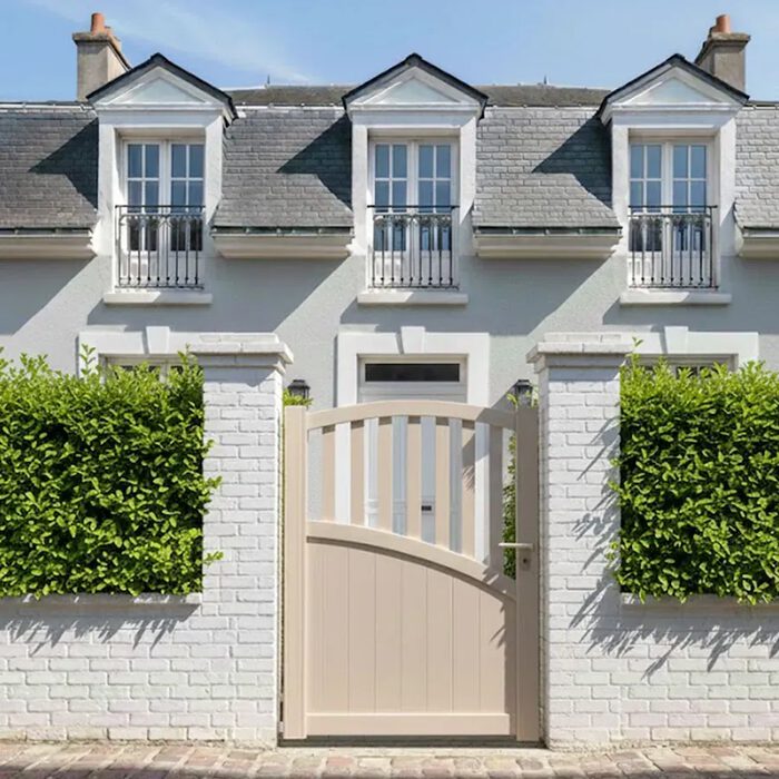 Portillon aluminium LANZA beige devant une maison blanche