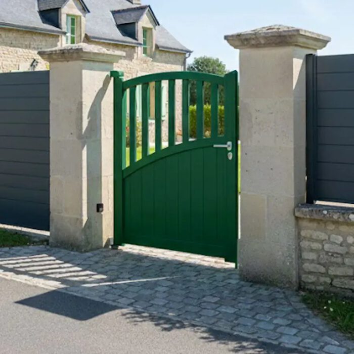 Portillon aluminium LANZA vert entre deux piliers, avec sa poignée et sa serrure