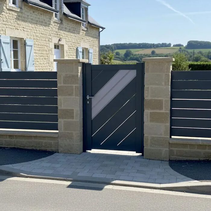 Portillon aluminium LESM gris anthracite entre deux piliers en pierre