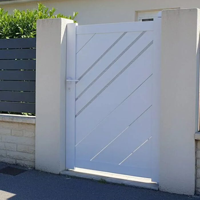 Portillon aluminium LESM blanc ouvert le long d'un mur