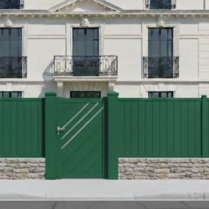 Portillon aluminium LESM vert sapin devant une maison de maître
